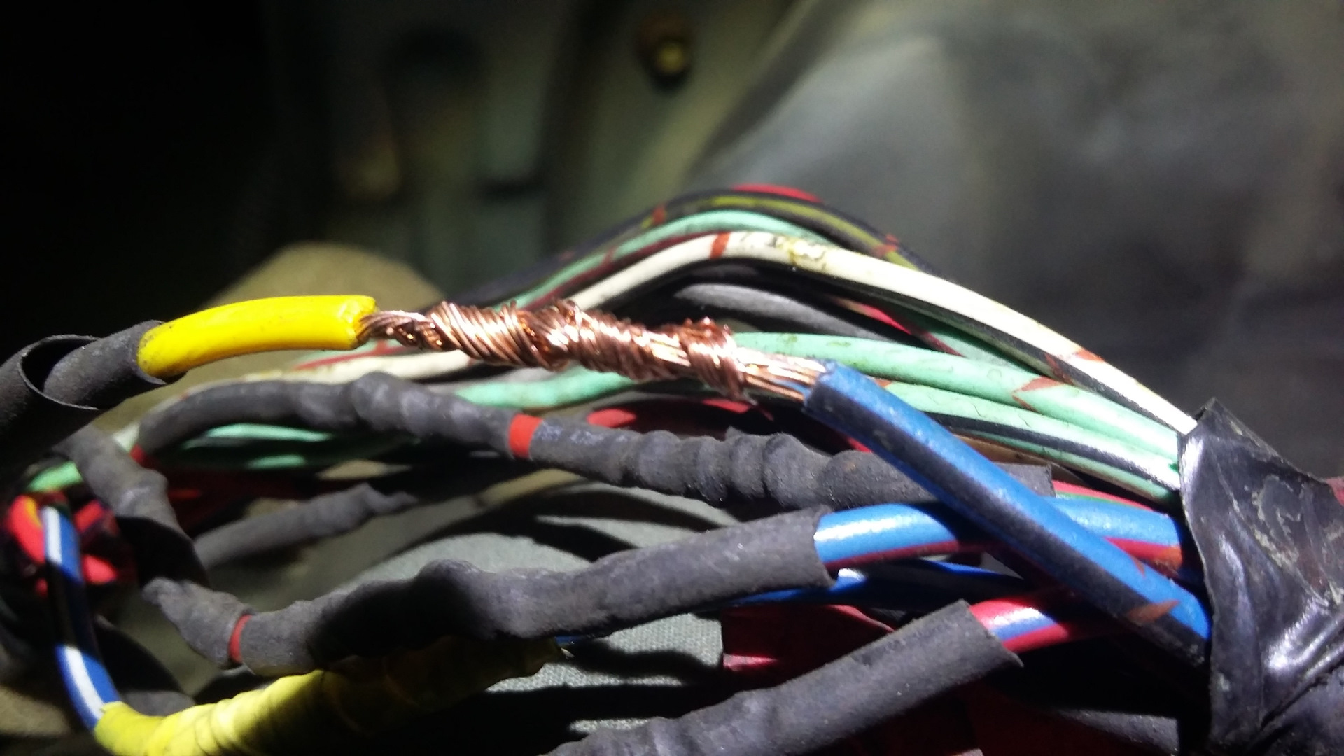 Генератор обрыв провода. Прозвонить провод мультиметром на обрыв. Генератор обрыв провода. Форд эскапе проводка под левым крылом. Генератор обрыв провода.