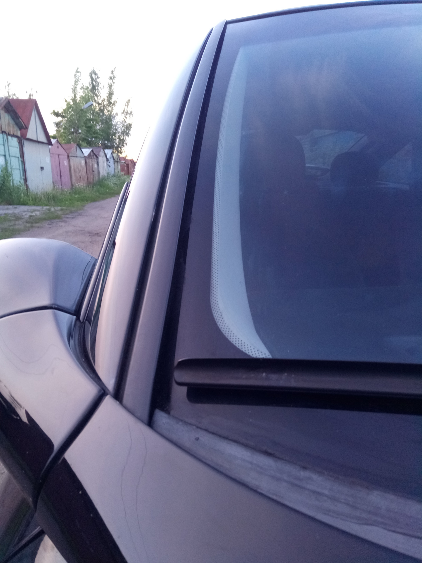 Лобовое вектра б. Молдинг лобового стекла Opel Vectra b. Vectra b лобовое стекло. Пластик лобового стекла Opel Vectra b. Молдинг на Опель Вектра б 1996г на стекло.