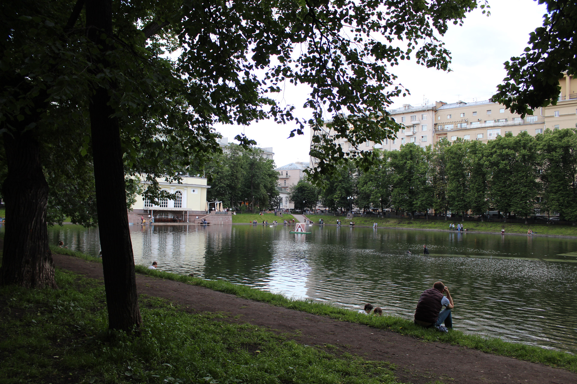 Чем известны патриаршие пруды. Парк Патриаршие пруды Москва. Сквер Патриаршие пруды. Патриаршие пруды 19 век. Патриаршие пруды 1980 -е.