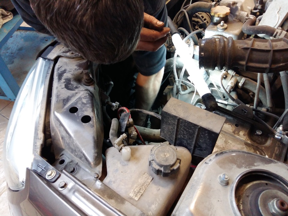 Сломался гидрокорректор правой фары — Lada Гранта (1G), 1,4 л, 2014 ...