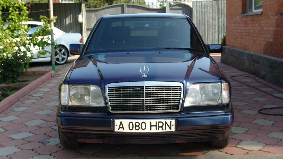 Квадратный 2000. Mercedes-Benz e-class w124 синий. W124 синий металлик. Mercedes e 128. E class w124 синий.