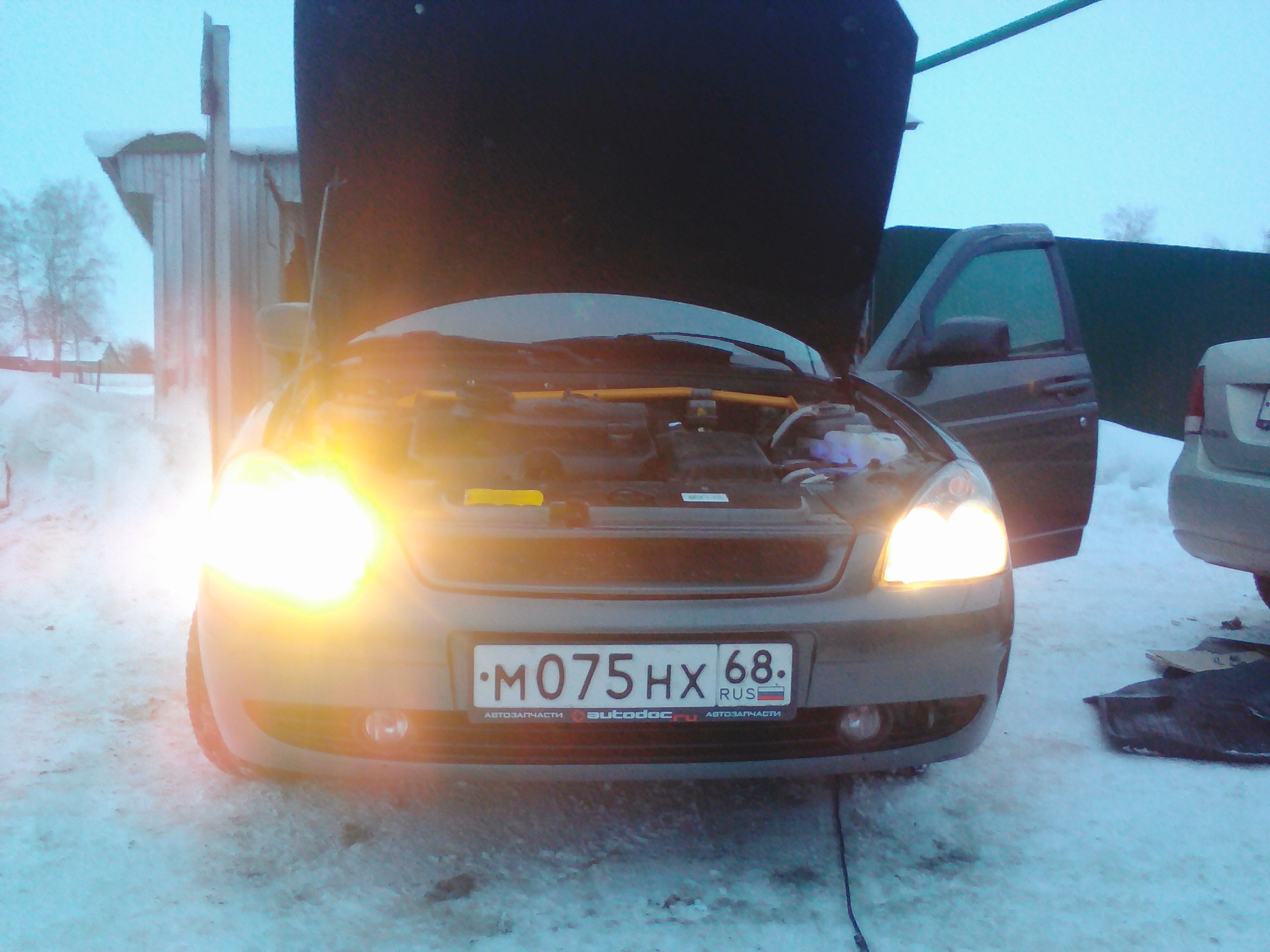 Доп.проводка под капотом и желтый в ближний/дальний — Lada Приора седан ...