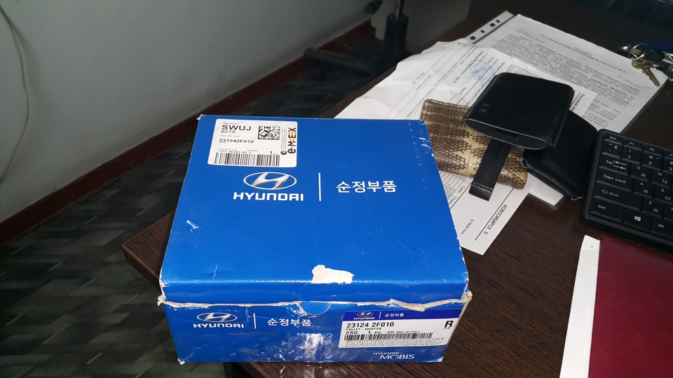 шкив коленвала номер детали 23124-2F010 — KIA Sorento (2G). Запчасти на фото: 231242F010