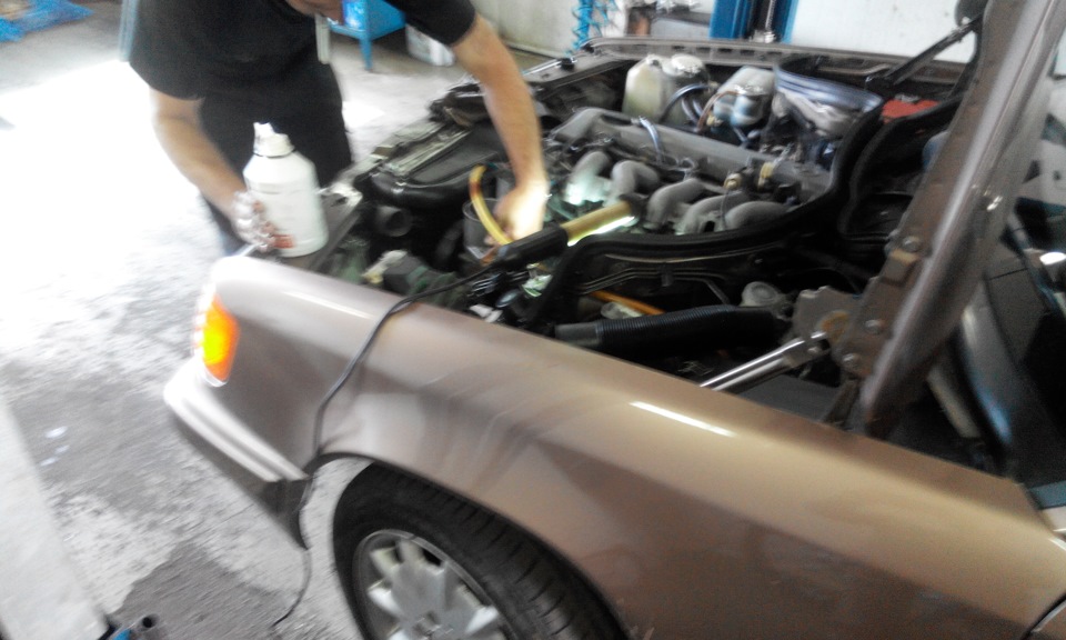 Мастер за работой, подсобник (я)) фотографирует — Mercedes-Benz E-Class (W124)