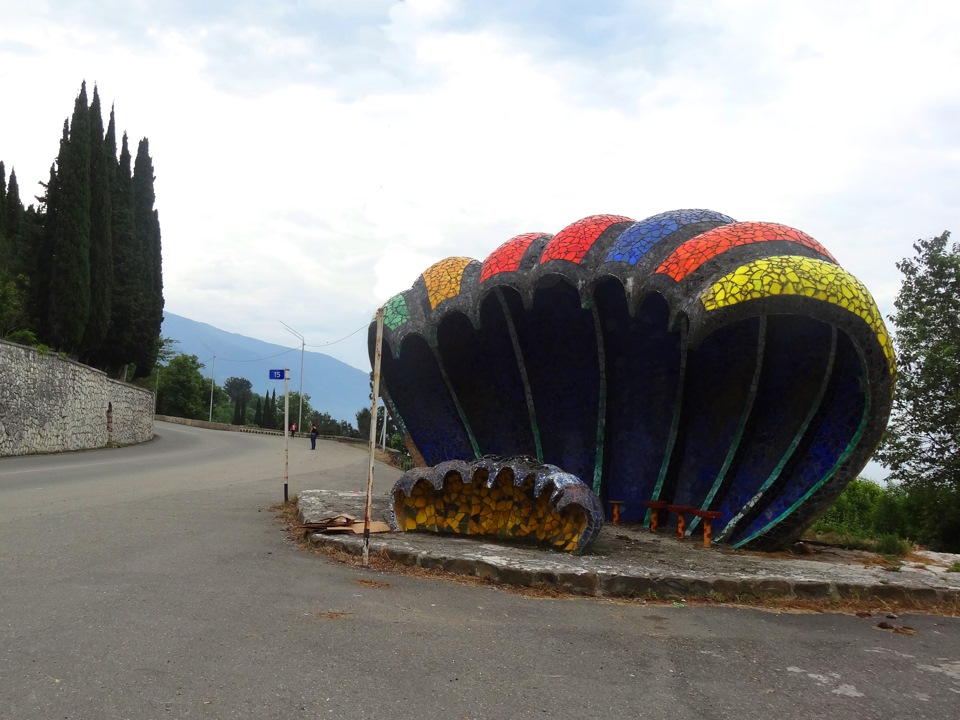 Остановка в абхазии по проекту церетели