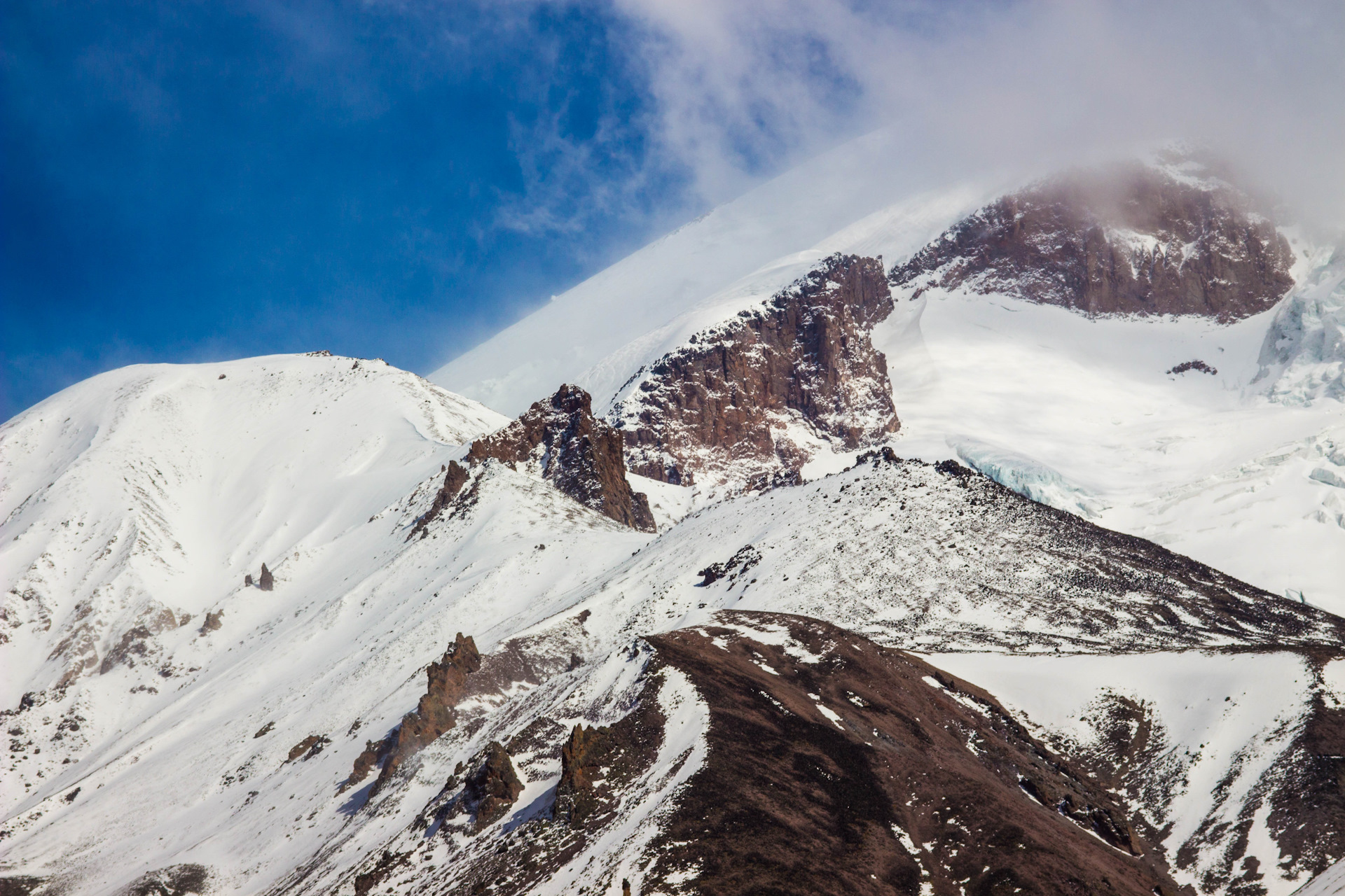 Кабардино балкария эльбрус вулкан. Горная вершина эльбрус. Гора эльбрус высота. Эльбрус 3847м. Эльбрус от подножия до вершины.