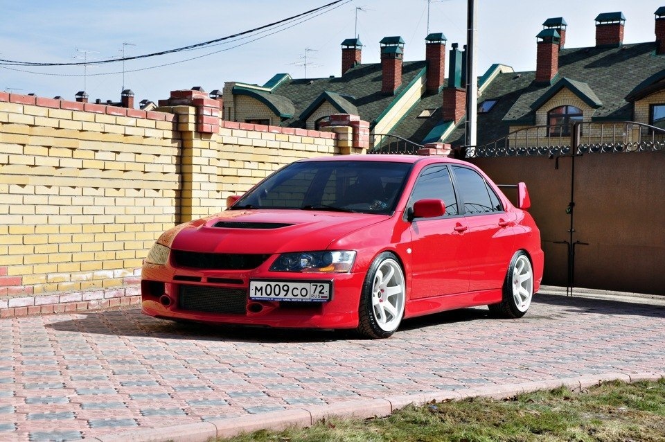 Mitsubishi evolution ix. Митсубиси Эволюшн 9. Лансер 9 Эволюшн. Митсубиси Лансер 9 Эволюшн красная. Mitsubishi Lancer Evolution 9 красный.