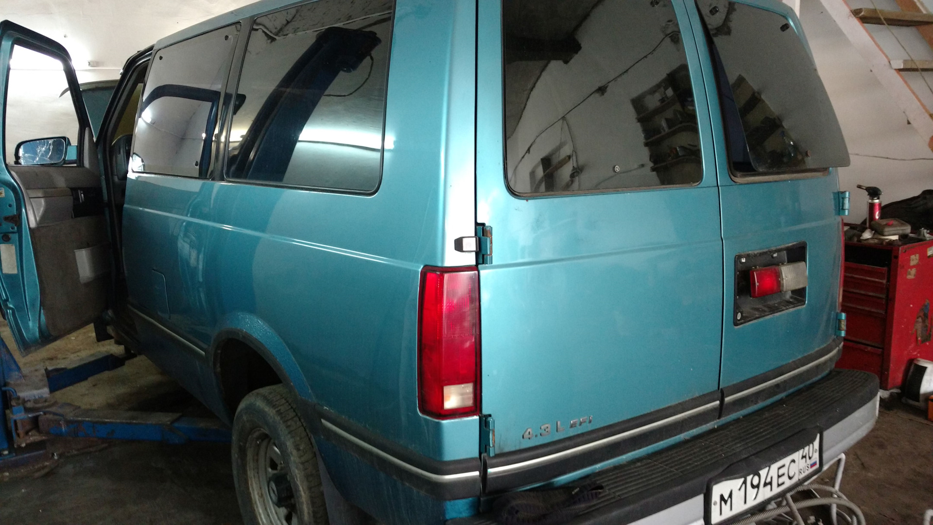 Шины шевроле астро. Chevrolet express roadtrek 4x4. Шевроле ван 2. Gmc savana 4х4 explorer. Шины шевроле астро.