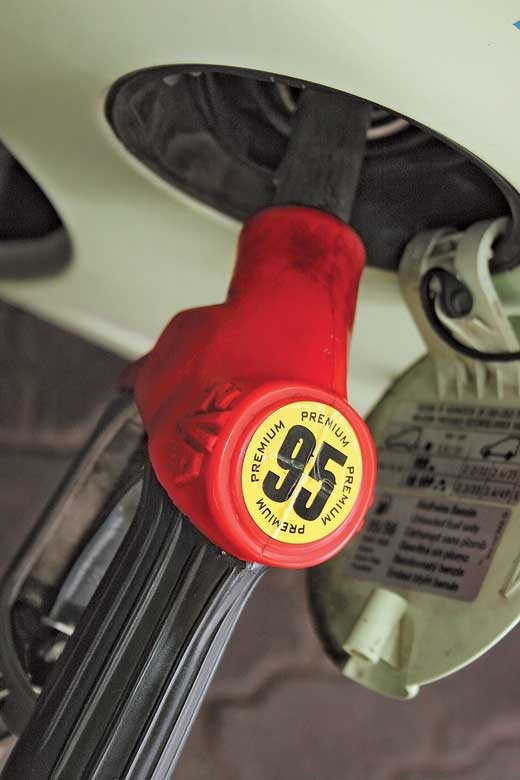 Как перейти на 95 бензин. Как перейти на 95 бензин. Машины на 95 бензине. Бензин 95 фото. Бензин 92 и 95.