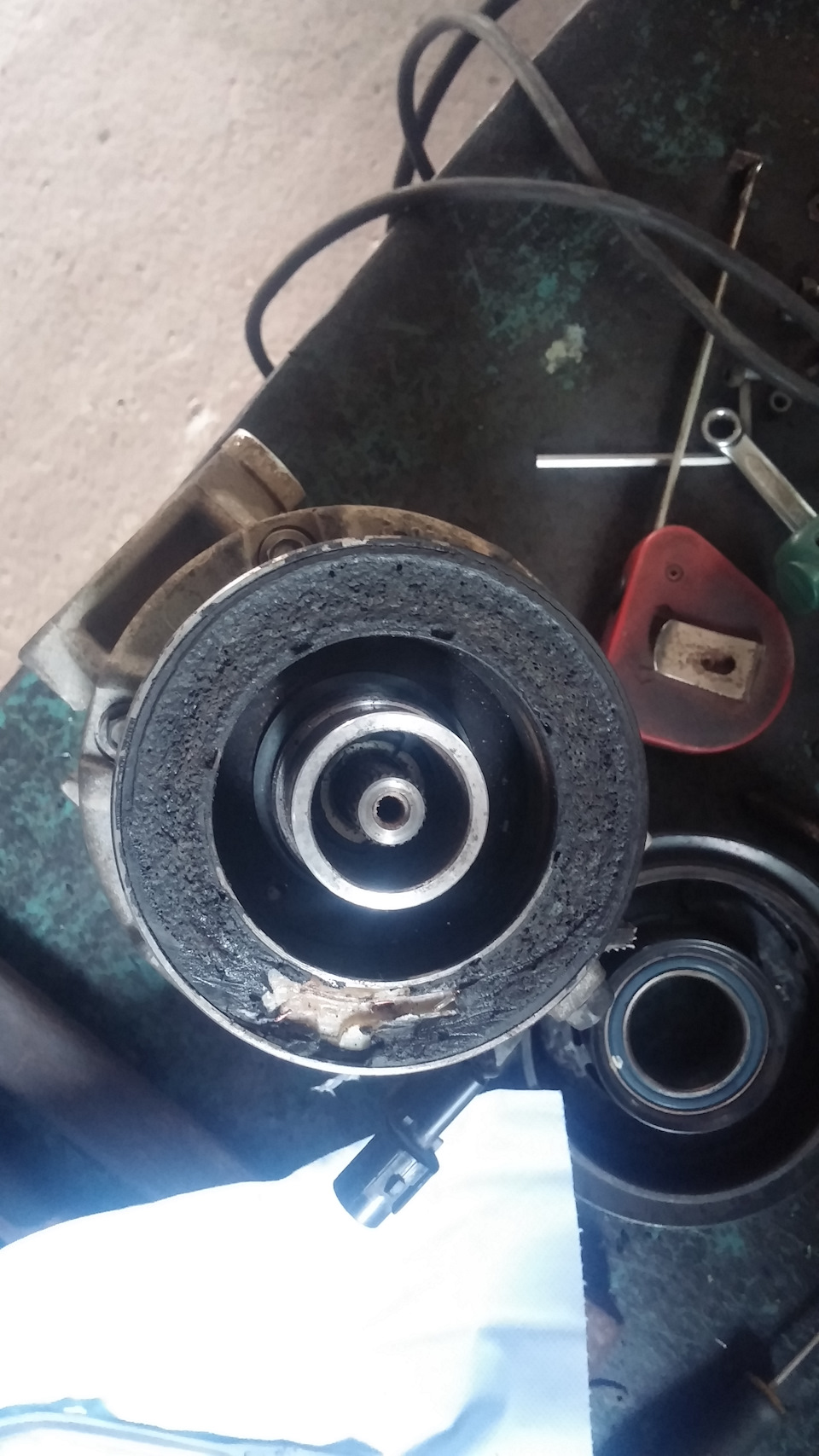 черное кольцо это клей типа эпокситки залитый на провода катушки, он и вонял жженым сцеплением — KIA Sorento (2G)