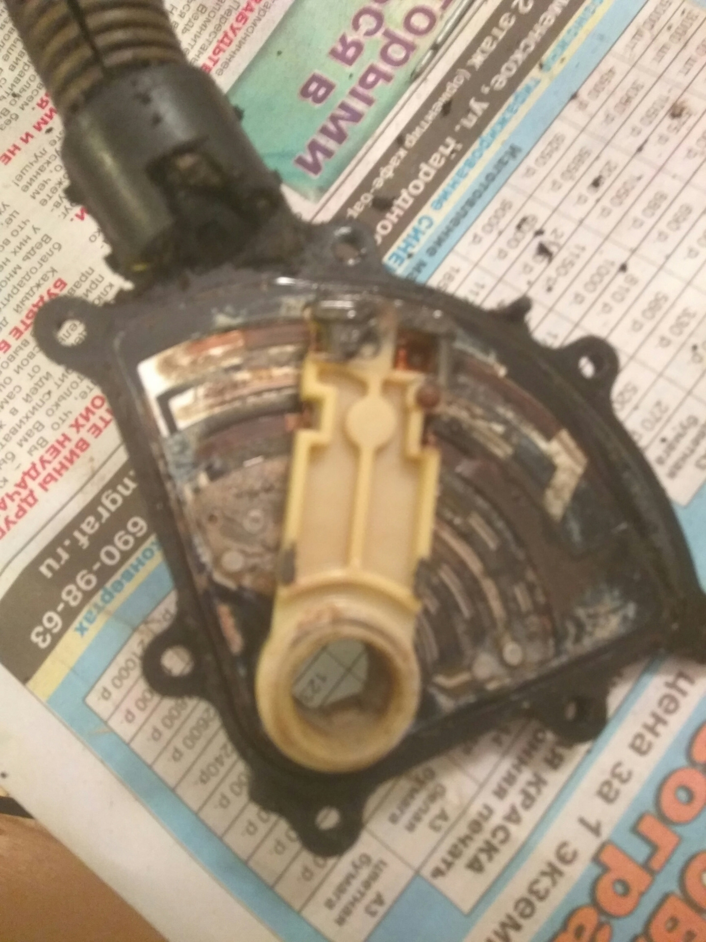 Как почистить селектор. Как снять селектор акпп опель омега б. Селектор опель вектра б. Перемычка акпп w202. Селектор акпп чистка.