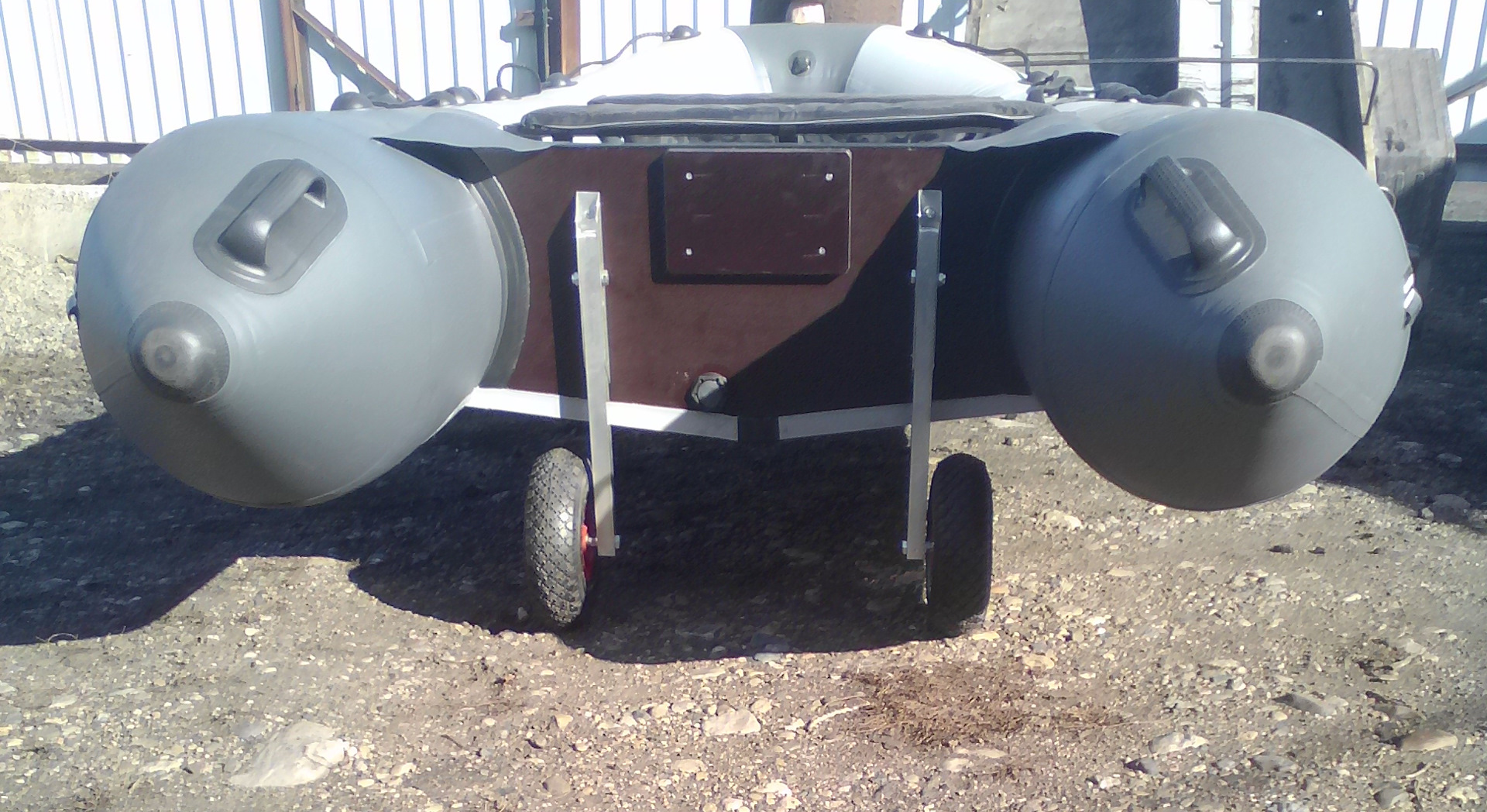 Тортила 3600 с транцевыми колесами. Установка транцевых колес. Колеса транцевые для пвх лодок 310 миллиметров. Транцевые колеса для лодки килевой бриг 300. Колеса транцевые тонар шл-2.