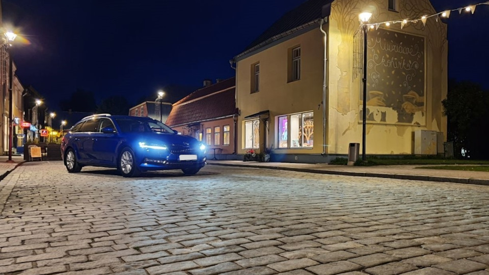 Skoda Superb Combi мчащийся океан
