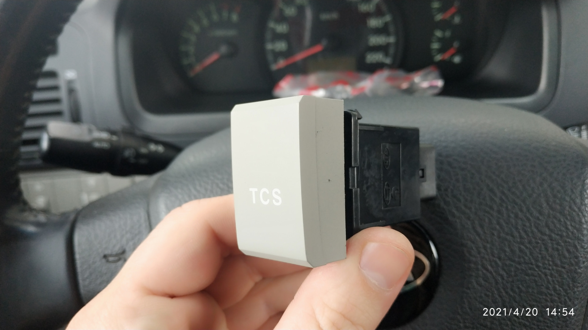 Кнопка TCS. Заглушки дворников. — KIA Cerato (1G), 1,6 л., 2005 года ...