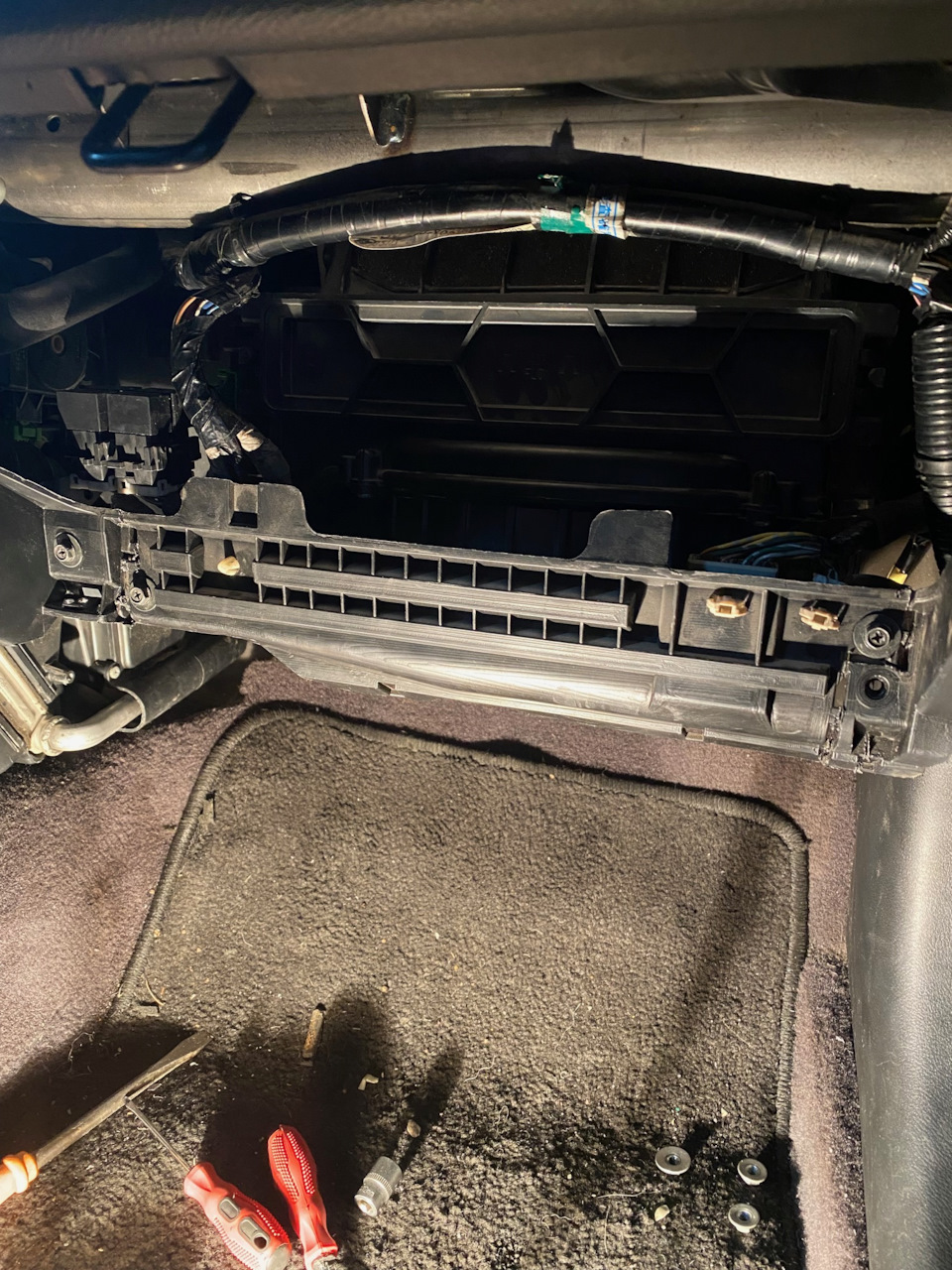 Собираем все обратно.Вот эта планка в собранном виде, после резки. Все нормально встает. На болтики закручивается по бокам. — Honda Accord (7G)