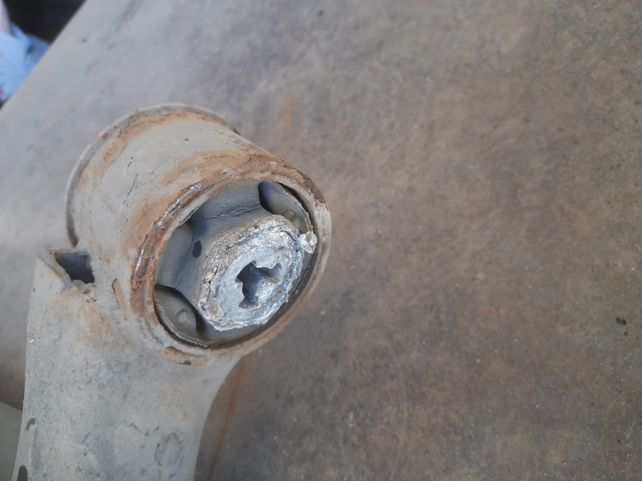 Замена сайлентблока задней балки — KIA Cerato Koup (1G), 1,6 л, 2011 ...