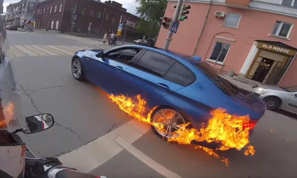 Бмв сгорела. Горящая BMW m5. Полусгоревшие автомобили. BMW m5 взорванный.