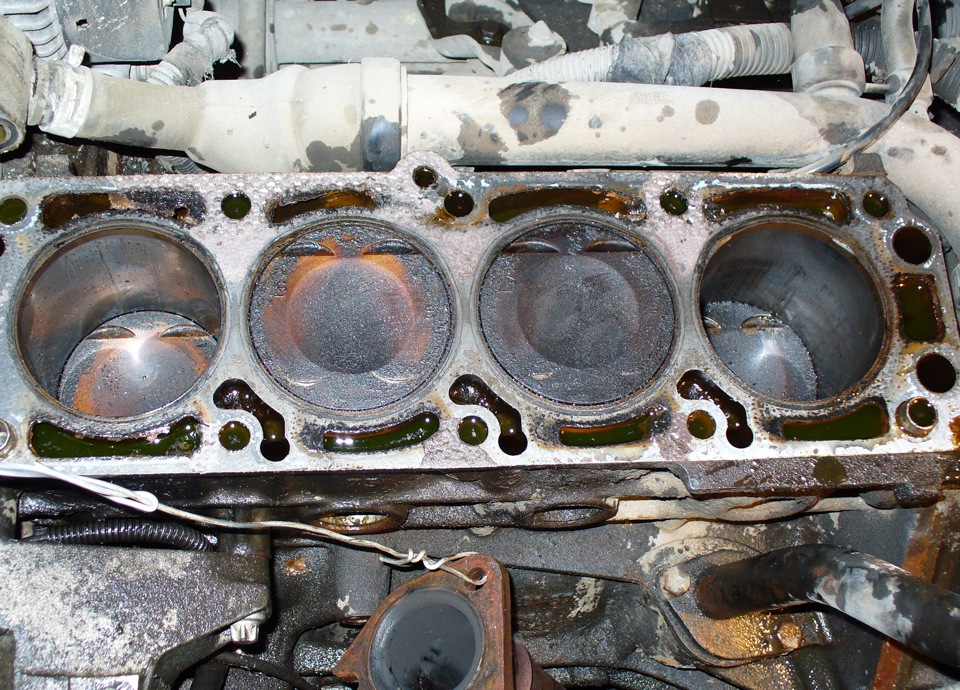 Гнет х. Opel Vectra 1.6 поршневая. Opel Vectra b ГБЦ 1.8. Блок двигателя Вектра б 1.6 16v. Опель Вектра б 1.8 клапан.
