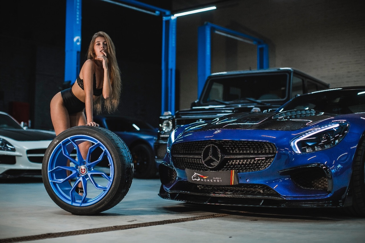 Мерседес Бенц AMG И девушка