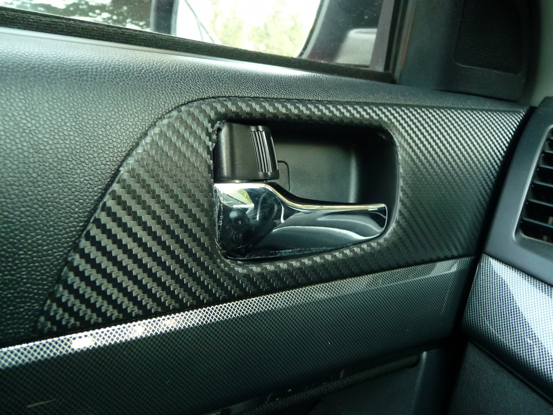 Обтянуть карбоном. Салон автомобиля карбоновой пленкой Ford Fusion. Приора салон карбоновой пленкой. Обтянуть карбоном накладку панели стеклоподъемников Lexus RX 2.