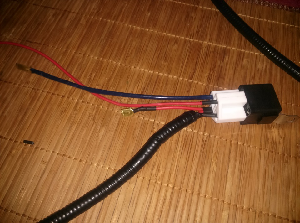 Дэу матиз установить противотуманки. b2d182s 960. Дэу матиз установить противотуманки фото. Дэу матиз установить противотуманки-b2d182s 960. картинка Дэу матиз установить противотуманки. картинка b2d182s 960. ПредисловиеПриобрел я себе Мотю в ушатанном состоянии. "Полечил" бедолагу и взялся исправлять мелкие косяки. На этот аппарат были установлены кустарно противотуманки (ПТФ). Установили их очень просто, не замарачиваясь. От замка зажигания кинули проводок (+) напрямую к фарам, а массу тянули через кнопку в салоне.