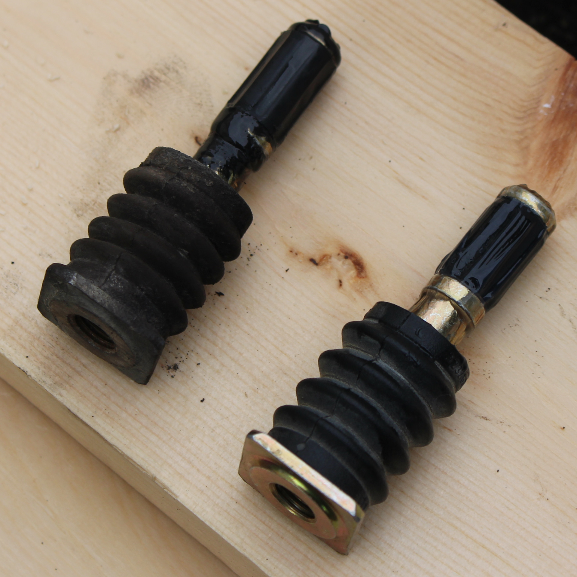 Замена направляшек переднего тормоза и измерение биения тормозного ...