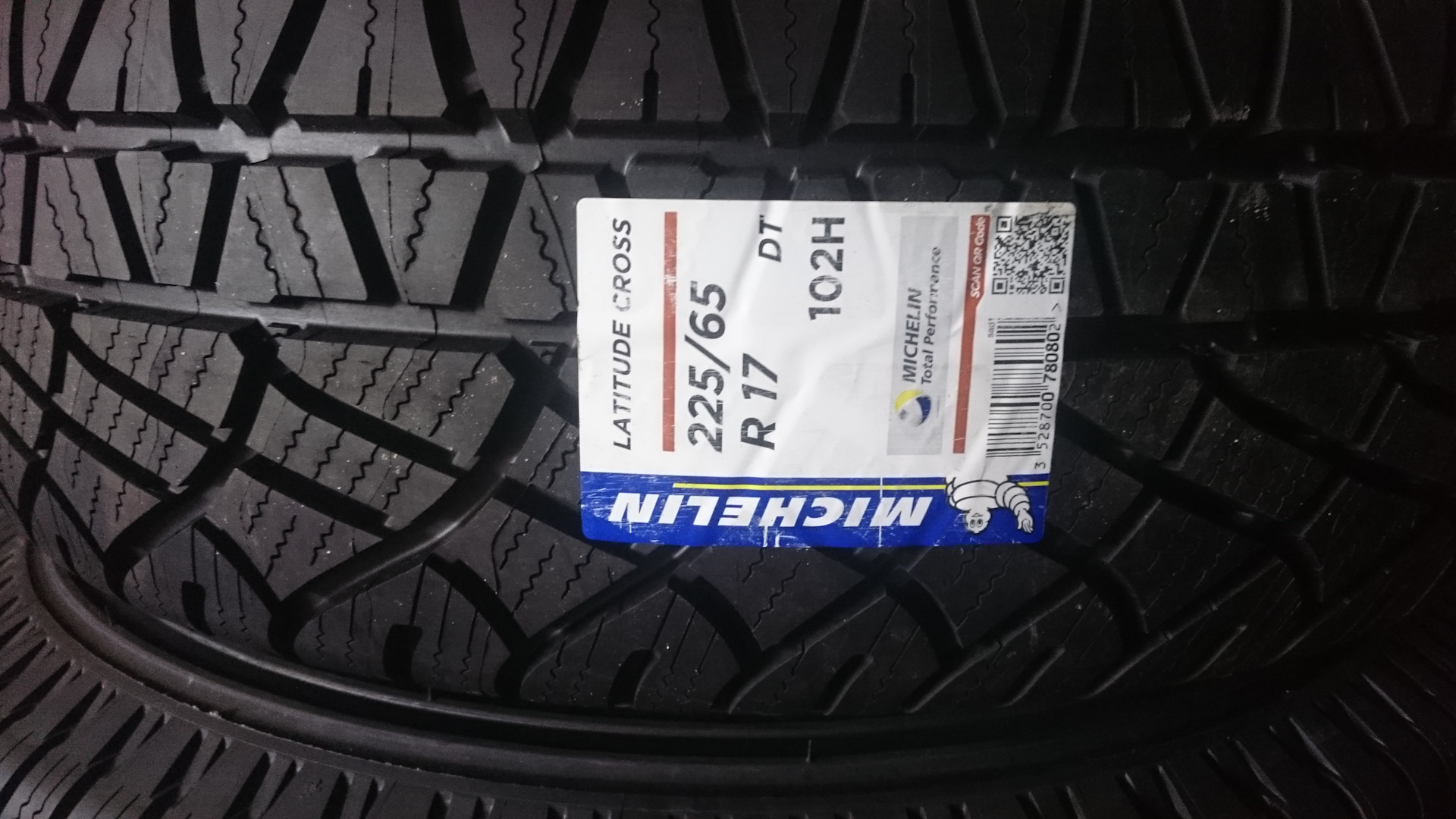 Зимние шины чери тигго 4. Зимние шины на черри 7. Michelin Latitude Cross BMW. Протектор глубина на новых шинах чери Тигго. Латитьюд кросс год изготовления.