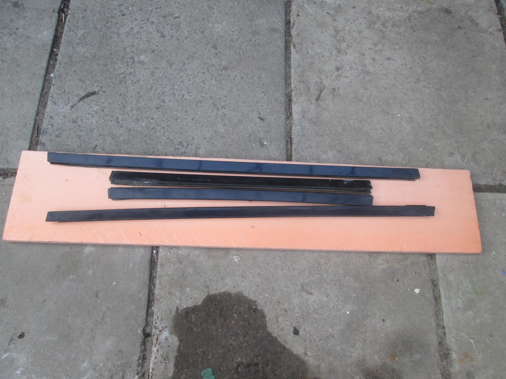 Нижний молдинг двери. Нижние молдинги дверей audi a4 b5. Нижние молдинги дверей ауди а4 в5. Молдинги на двери ауди а4 б6. Дверные молдинги ауди 80б4.