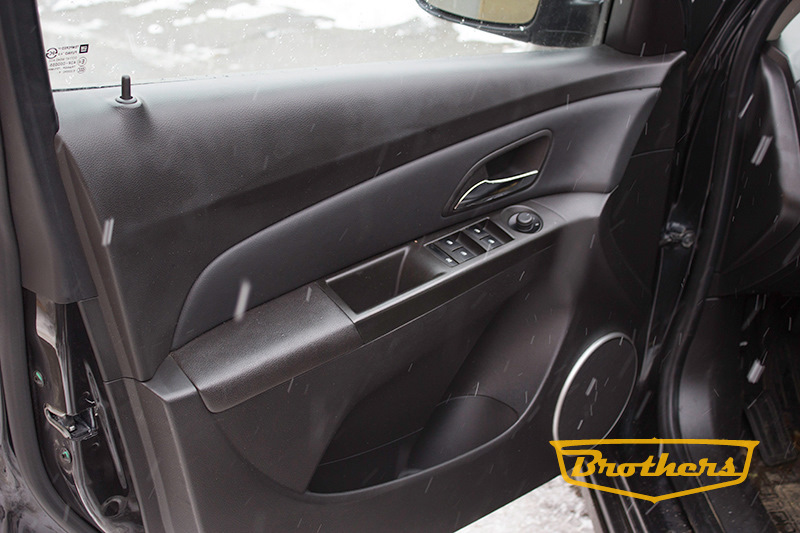 Перетяжка дверных карт и элементов панели приборов для Шевроле Круз ...