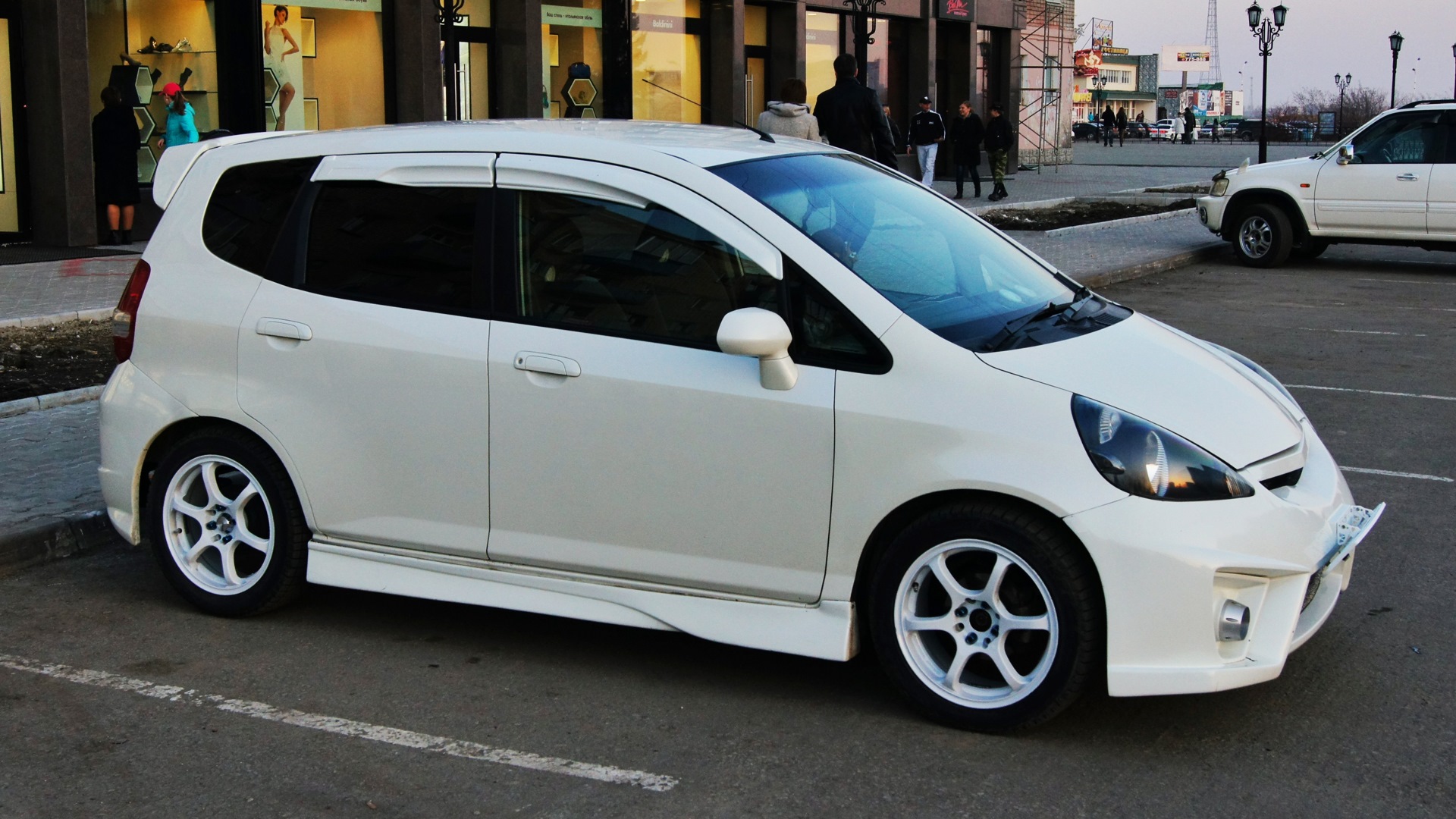 White fit. Honda Fit gd1. Хонда фит 2004 белая. Хонда фит 2003-2004. Honda Fit gd1 r16.