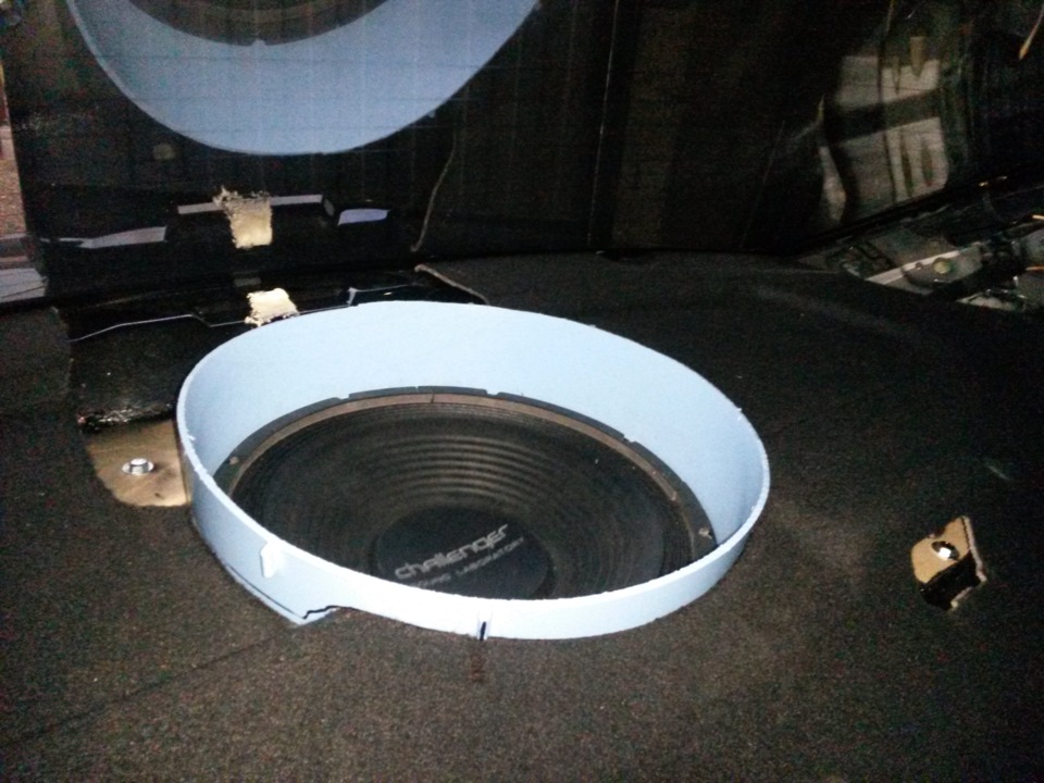 Тазик был предварительно вклеен в обшивку полки. — Renault Logan (2G)