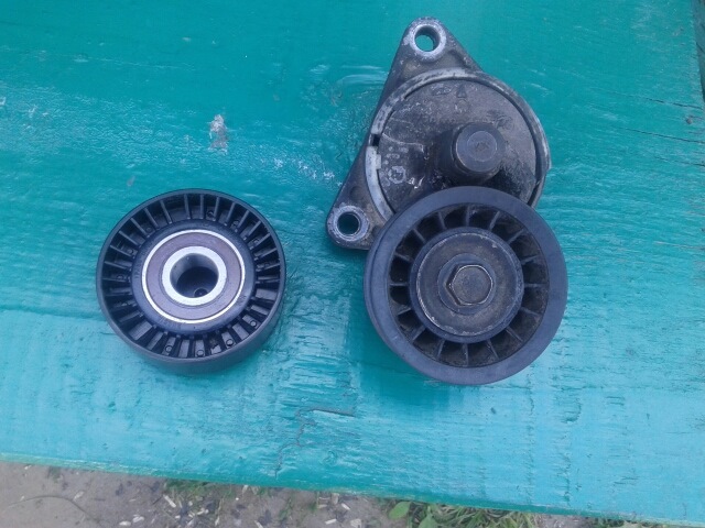 Замена роликов приводного ремня — Ford Focus I Sedan, 1,8 л, 2004 года ...