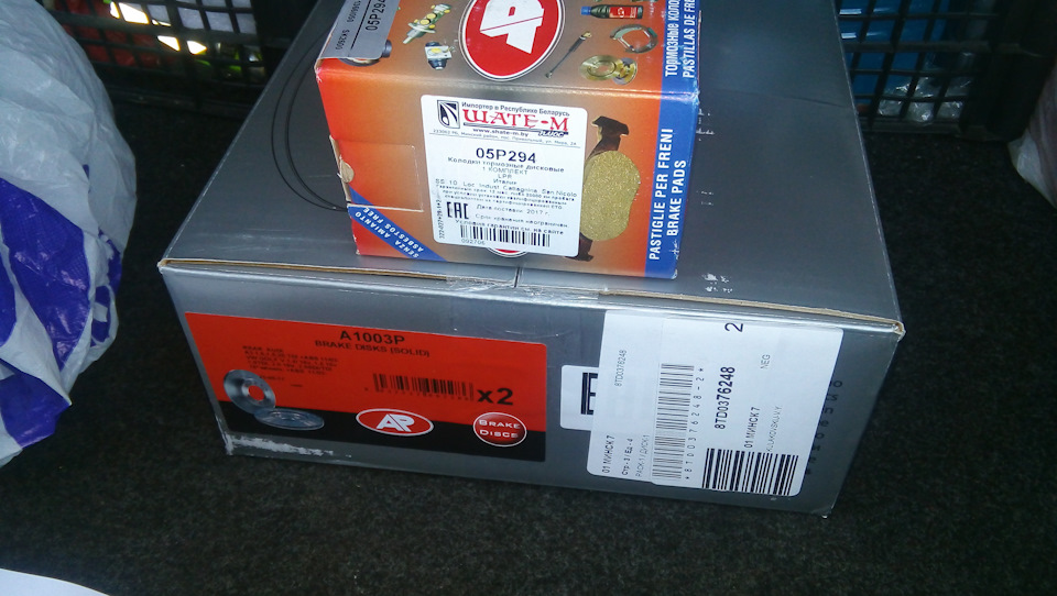 Новые задние тормоза и лампочки на габариты — Volkswagen Jetta VI, 1,4 ...