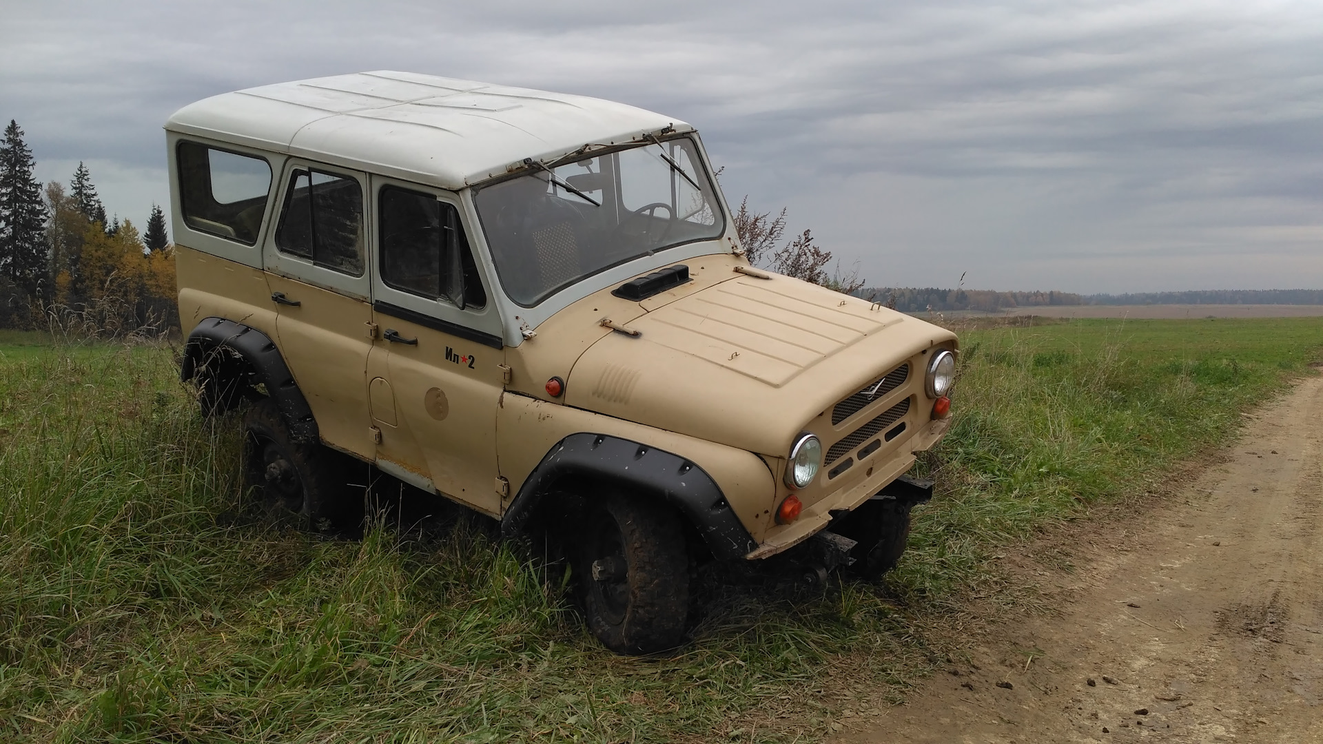 Песня села в уазик. УАЗ 469 песочный. УАЗ-31514 внедорожник тёмно - зелёный. УАЗ 469 В песке.