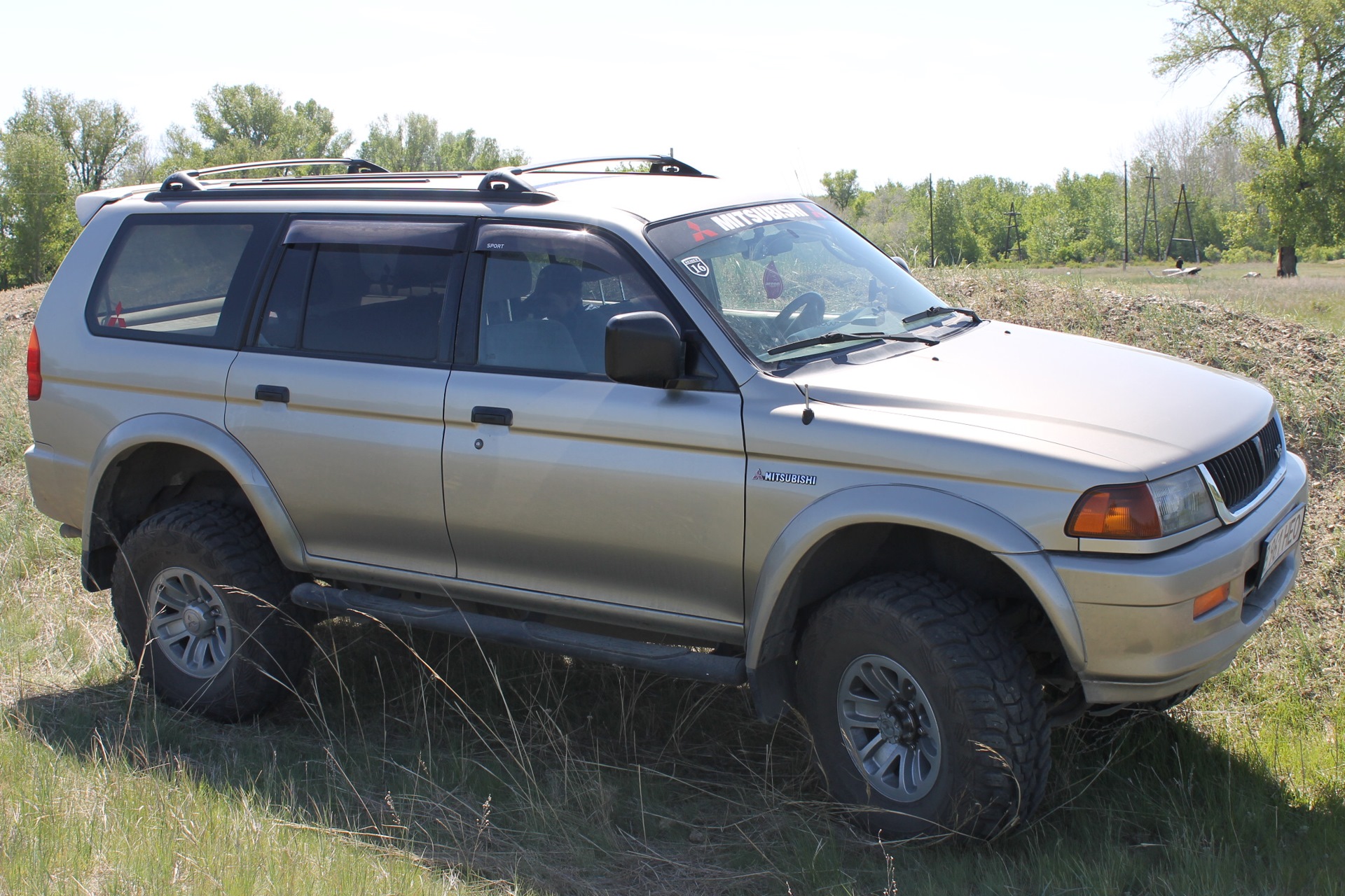 Купить монтеро спорт 1. Mitsubishi Montero Sport 3.0 at 1999. Mitsubishi Montero Sport 1 механика. Mitsubishi Montero Sport 3.0 at, 2002. Mitsubishi Montero Sport золотистый.