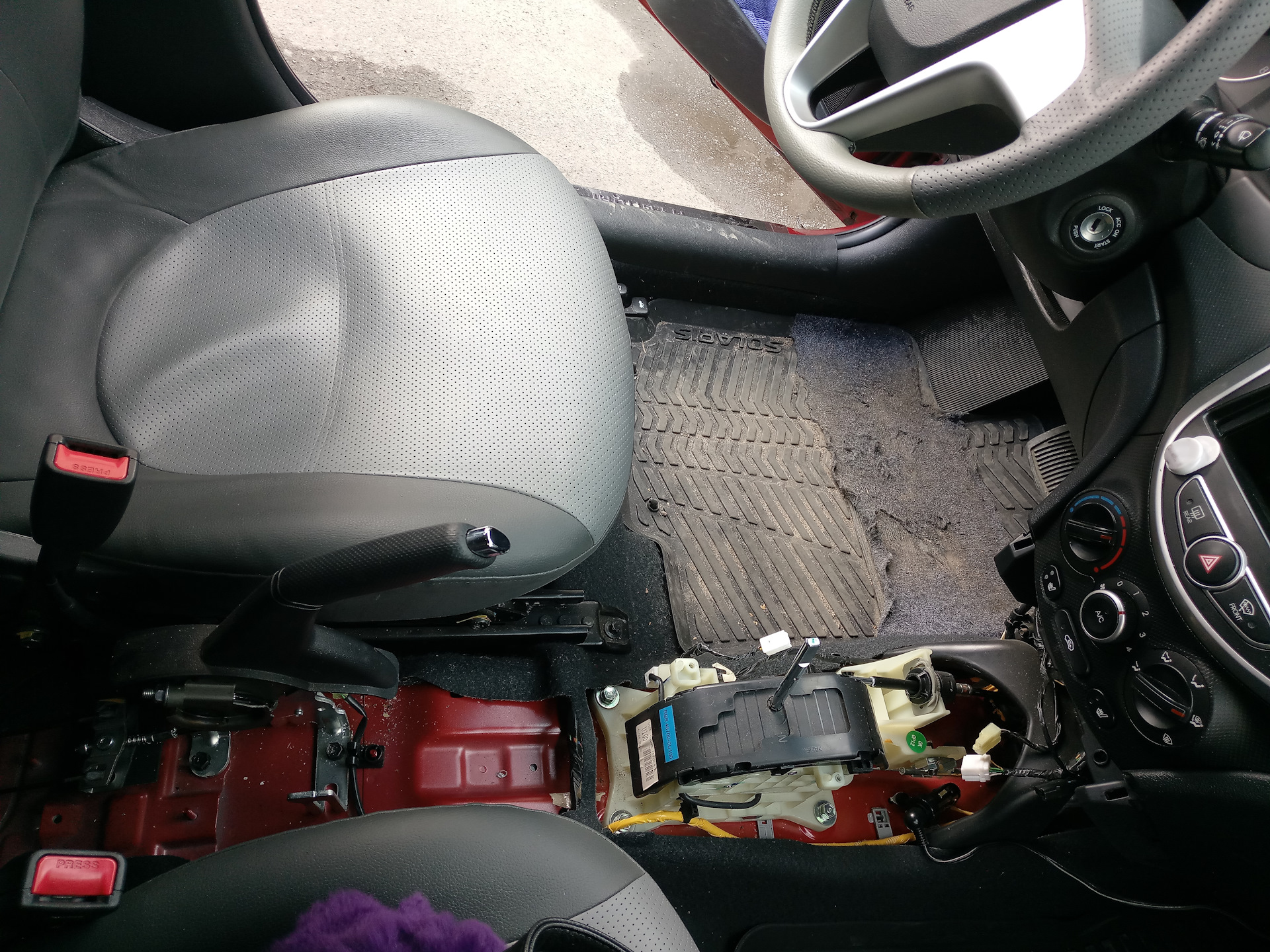 Центральная консоль солярис 1. Центральная консоль солярис 1. Передняя консоль хендай солярис 2015. Как снять консоль солярис. Hyundai solaris центральная крышка под ручником.