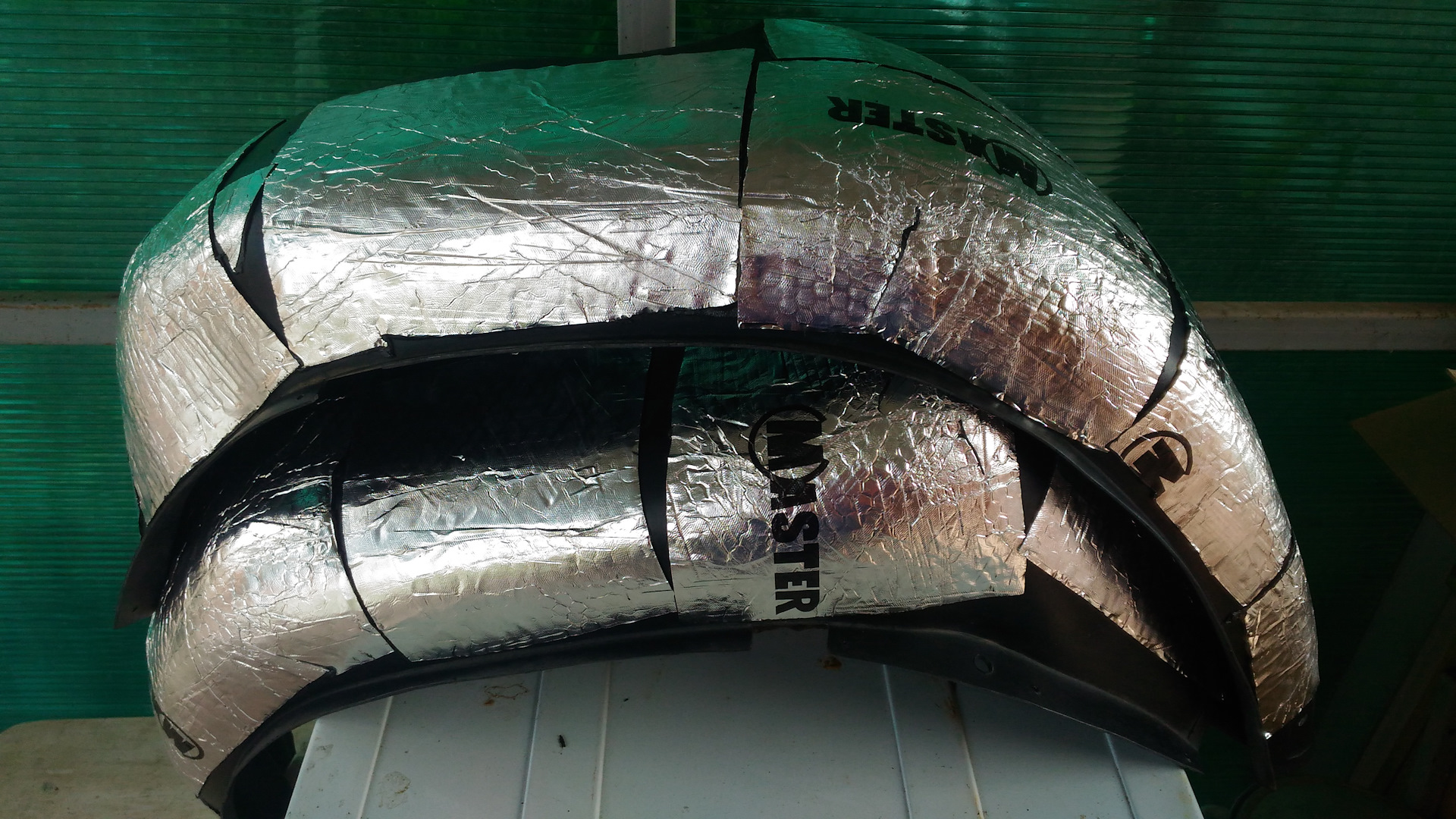 Подкрылок церато 2. Шумоизоляция подкрылков форд фокус 2. Виброизоляция подкрылков. Штатная шумоизоляция передних подкрылков кангу 1 7700354261. Виброизоляция подкрылков.