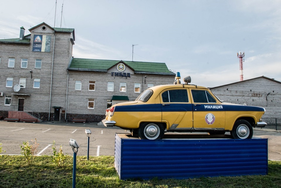 Гаи абакан. Памятники автомобили ГАИ. Машина ГАИ на памятник. Здание ГИБДД Абакан