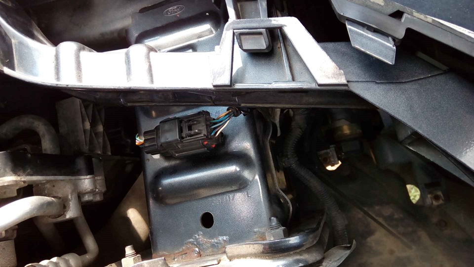 Защелкиваем разъем парков — Ford Mondeo IV