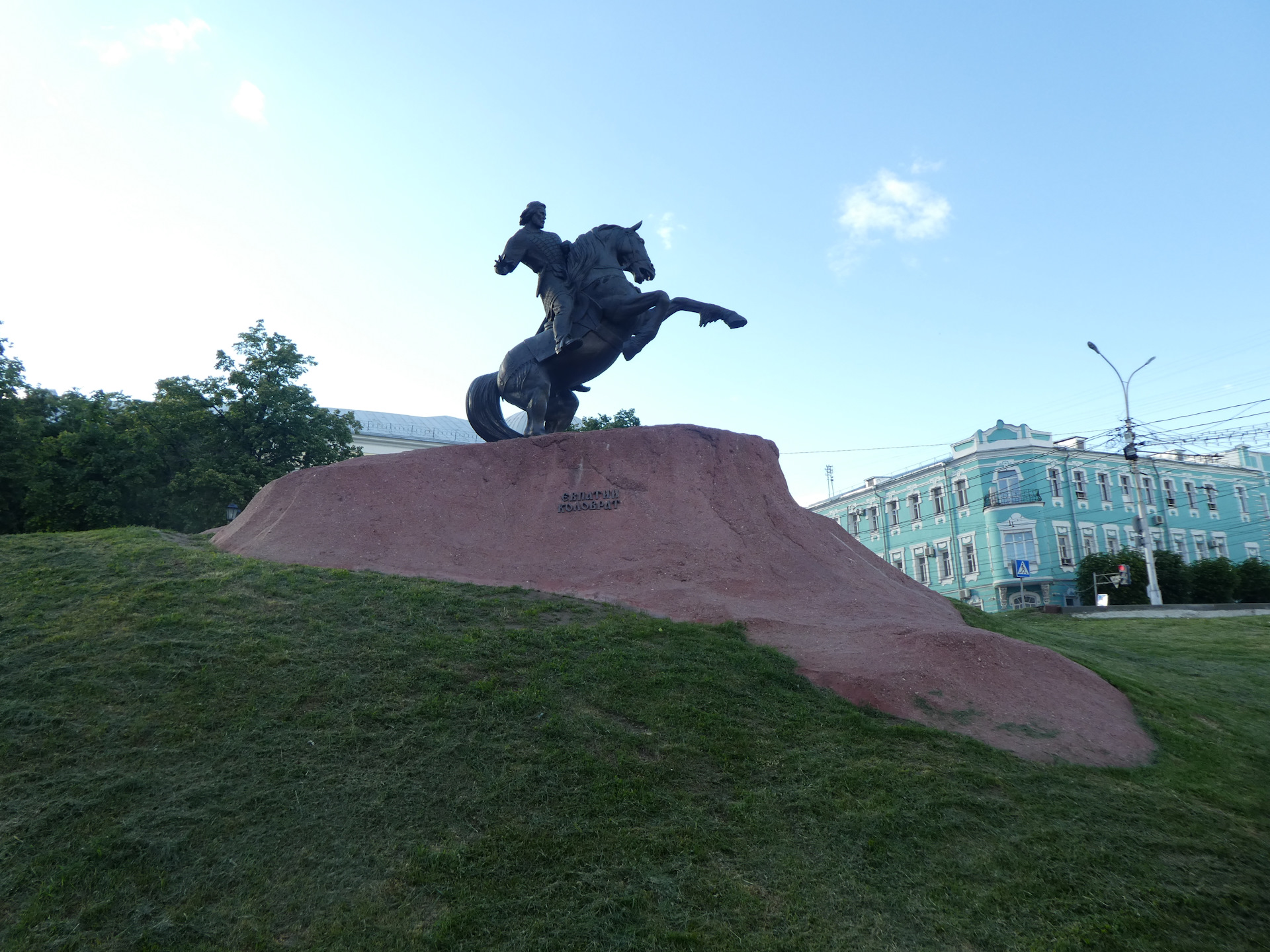 Памятники в рязани. Памятник Евпатии Коловрате 2007 Рязань. Курган в Рязани в честь Коловрата. Евпатий 2008. Памятник в Рязани всадник.