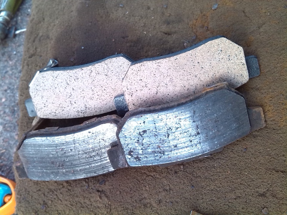 Тормозные колодки старого образца. 2. Hookbrakers колодки. Стертая колодка и новая. Колодки brake pads.
