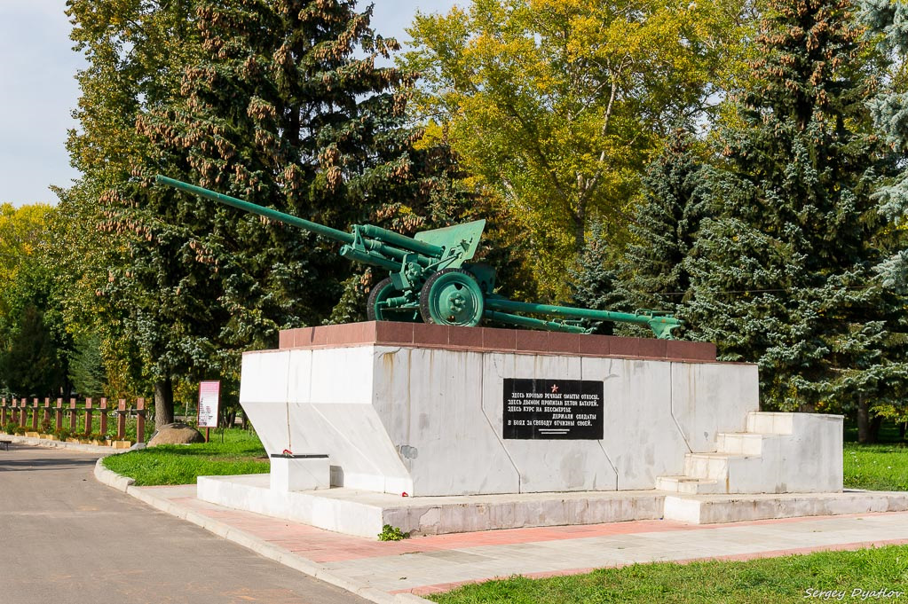 Города орудие. Памятник пушка Ржев. Ржев монумент пушки. Противотанковая пушка Ржев. Ржев танк.