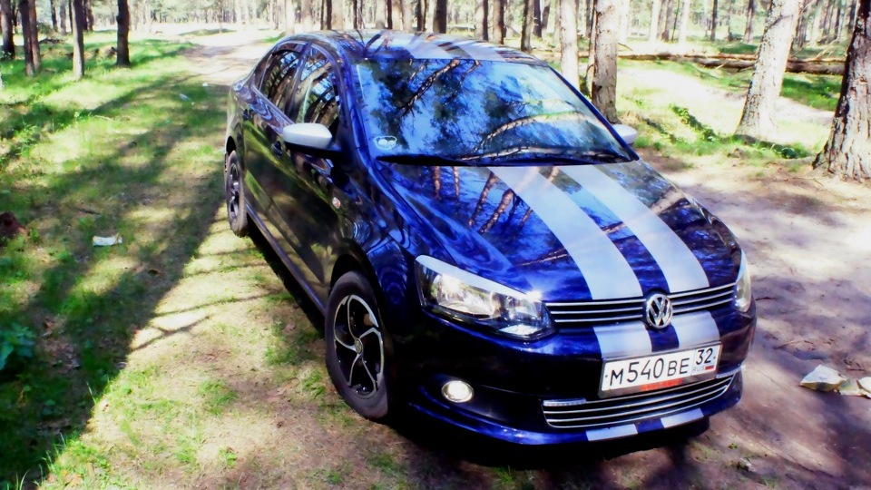 Volkswagen Polo 2011 темно синий