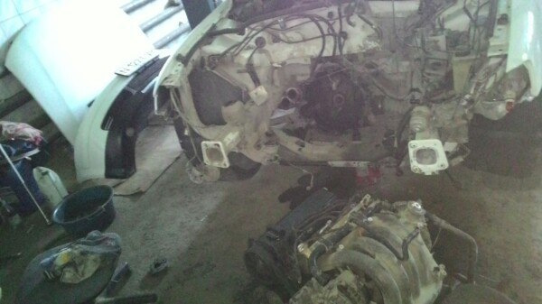 Скинули старый двигатель который пробежал аж 430 000 км(((= — Volkswagen Passat B5