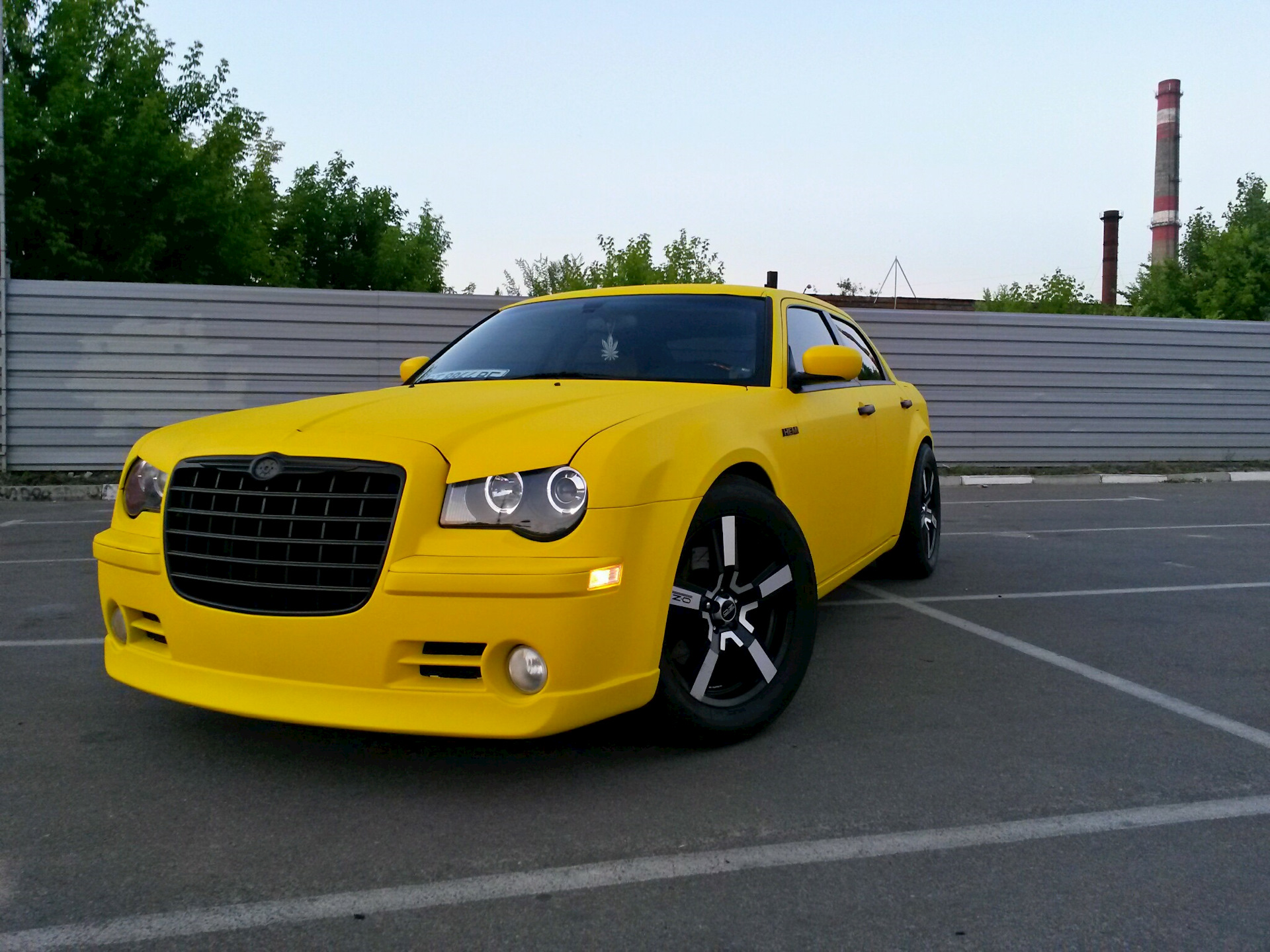 Chrysler 300c. Chrysler 300c 1. Крайслер 300с желтый. Крайслер 300с оранжевый. Chrysler 300c g2.