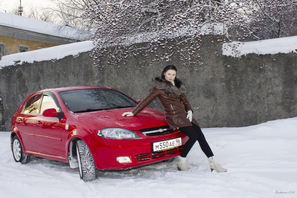 Chevrolet Lacetti универсал и девушка