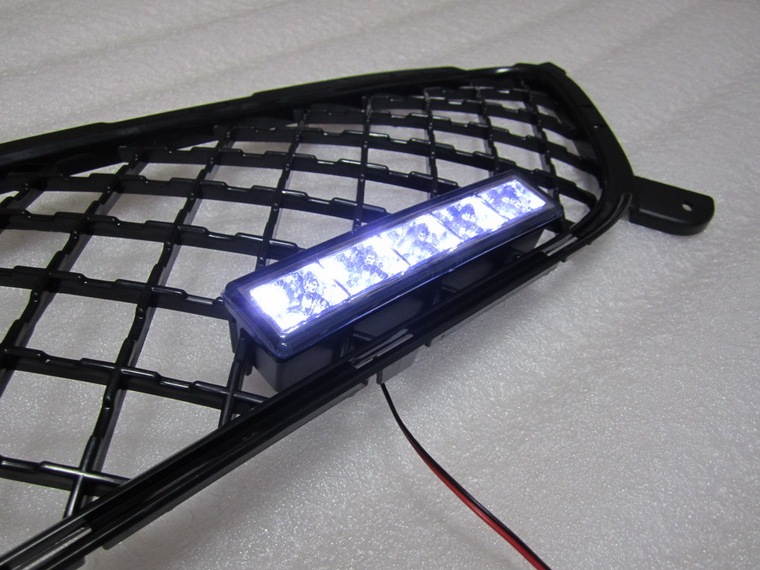 Светодиодные птф passat b6. Решетка дхо кайен 3. Дхо на ваз 2110 в решётку. Ходовые огни в решетку. Решетки дхо mazda 3 bl.