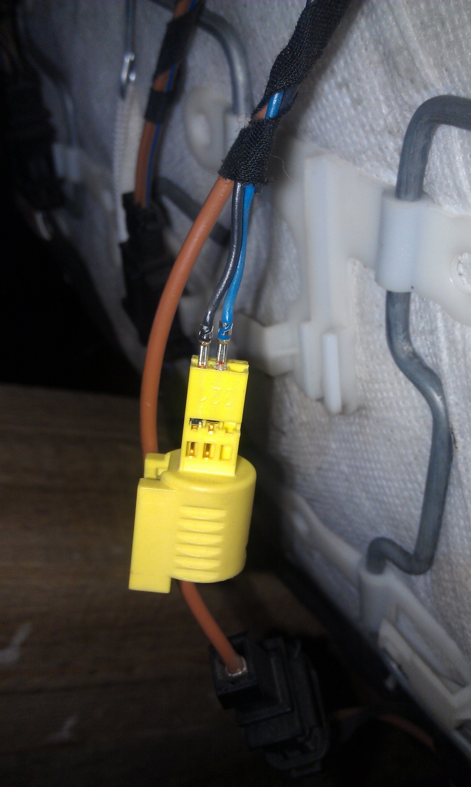 Обманка на аирбаг рено меган 2. 2 ома обманка. Разъем srs airbag nissan. Как поставить обманки на подушки. Как поставить обманки на подушки.