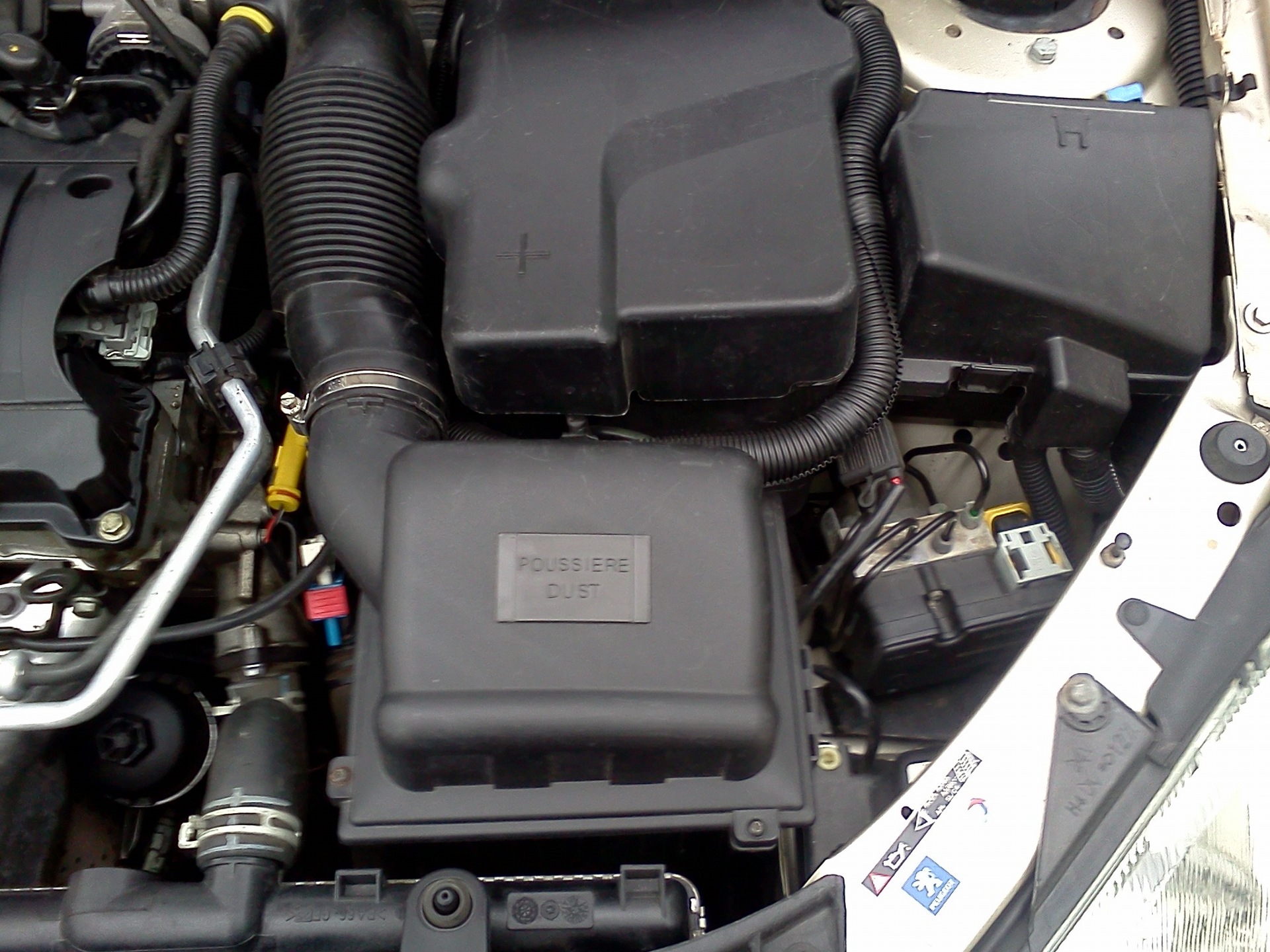 Воздушный фильтр пежо 206. Peugeot 206 воздушный фильтр. Воздушный фильтр на Пежо 206 1.4 седан. Замена воздушного фильтра Пежо 206. Воздушный фильтр Пежо 206 1.4 хэтчбек.
