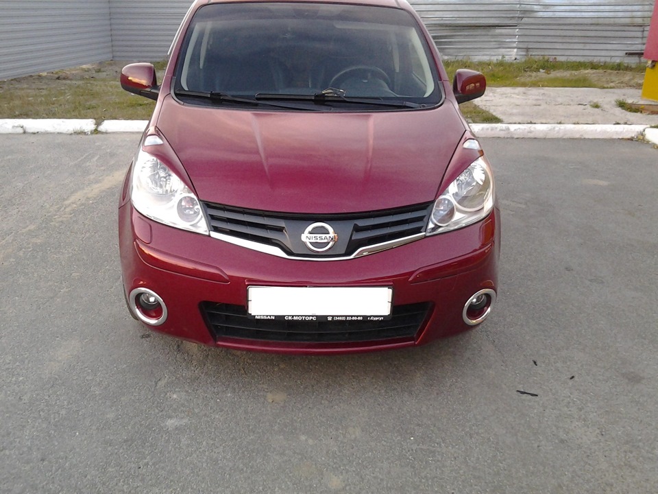 Ниссан ноут е12. Ниссан ноут 2009 красный. Nissan Note 2005 реснички. Реснички на Ниссан ноут. Реснички на Ниссан ноут 2008.